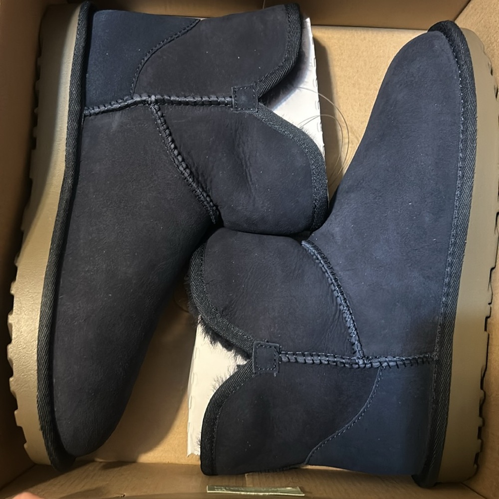 Kirkland Signature Women’s Boots Genuine Shearling Navy Marine Size 6, 8 NWT